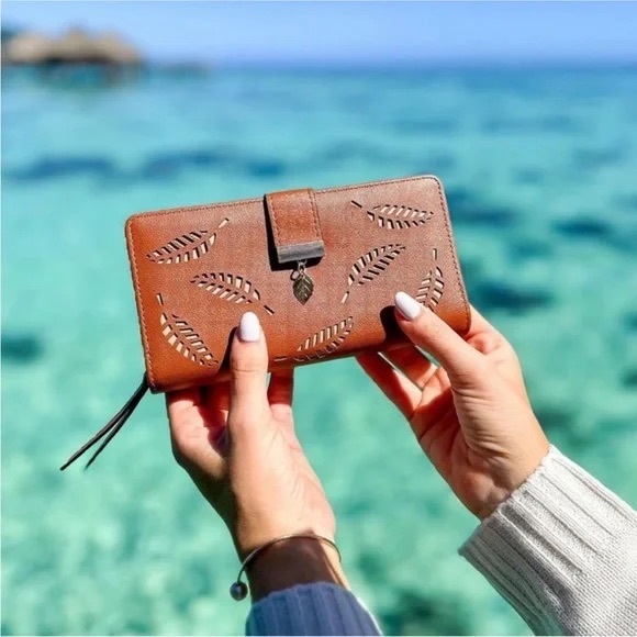 Vagabond Good Accessories - Brown Leather Key Holder with Perforated Design